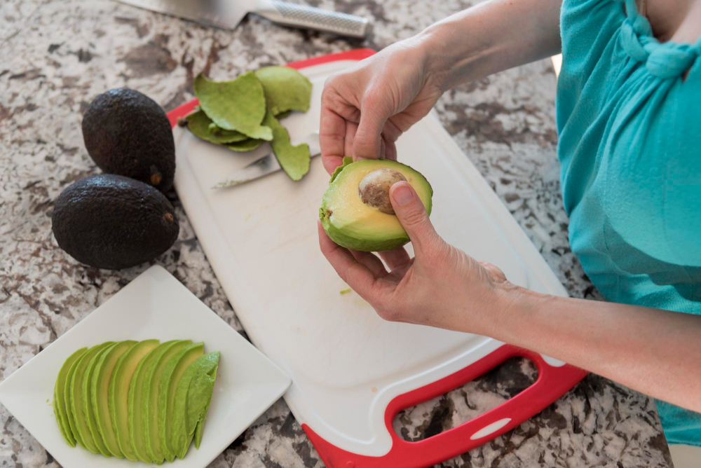 Cum să îți prepari o mască de păr cu avocado și ou