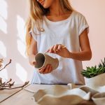 Trucuri pentru a mixa materialele naturale într-un outfit modern