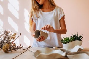 Trucuri pentru a mixa materialele naturale într-un outfit modern