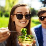 Diete speciale în călătorii: sfaturi pentru vegetarieni și vegani