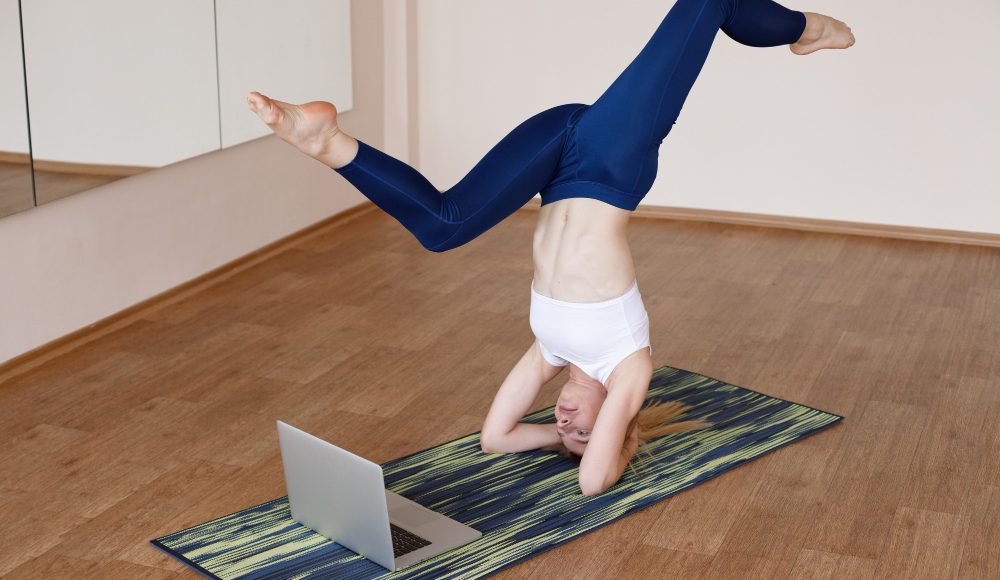 Cum să înveți să faci „headstand” în yoga