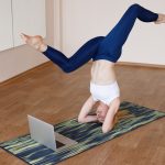 Cum să înveți să faci „headstand” în yoga