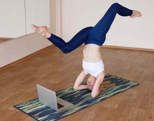 Cum să înveți să faci „headstand” în yoga