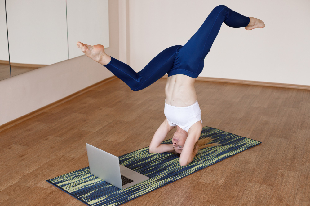 Cum să înveți să faci „headstand” în yoga