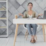 Yoga facială la birou pentru relaxare rapidă