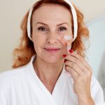 Cum să îți îngrijești pielea cu produse anti-aging de top