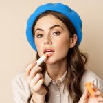 Cum să îți hidratezi buzele fără balsamuri artificiale
