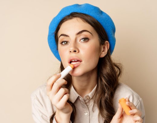 Cum să îți hidratezi buzele fără balsamuri artificiale