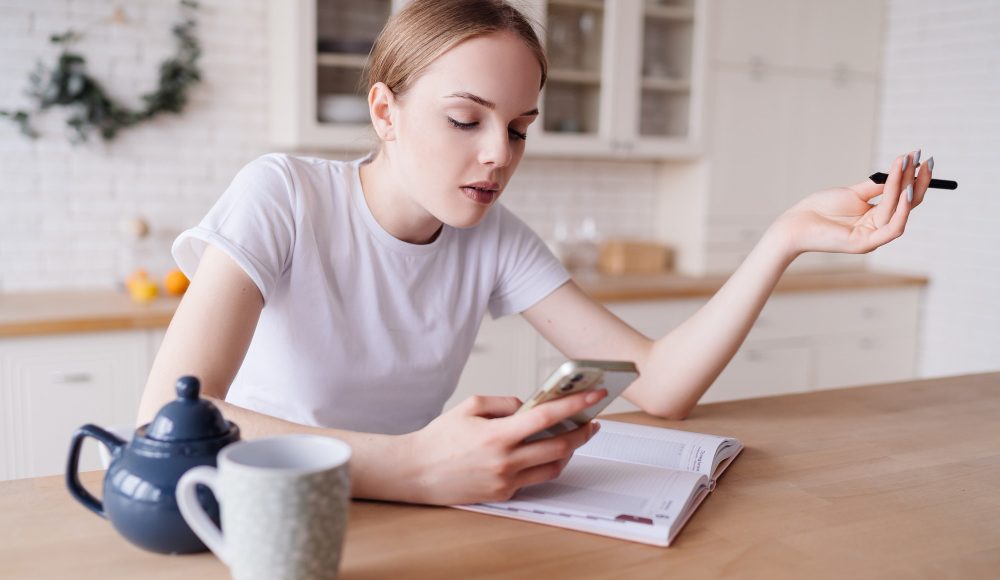 Cum îți cureți feed-ul ca să vezi mai puțin zgomot și mai multă valoare