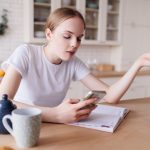 Cum îți cureți feed-ul ca să vezi mai puțin zgomot și mai multă valoare