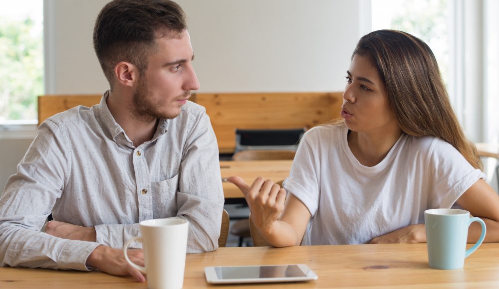 Întrebări care pot deschide conversații profunde în cuplu