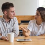Întrebări care pot deschide conversații profunde în cuplu