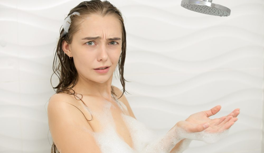 Pielea care se înroșește după duș poate reacționa la temperatură, frecare sau produse nepotrivite