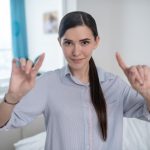 Cum să folosești spațiul negativ într-o ținută pentru un aspect mai aerisit