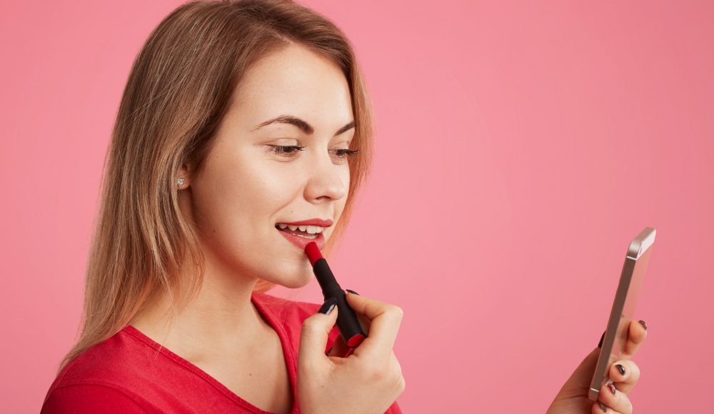 Cum porți un gloss foarte strălucitor fără ca produsul să migreze