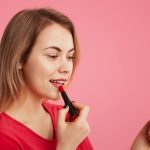 Cum porți un gloss foarte strălucitor fără ca produsul să migreze