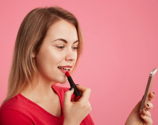 Cum porți un gloss foarte strălucitor fără ca produsul să migreze