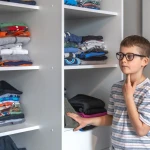 Dulap până în tavan: Ce merită depozitat în zonele greu accesibile